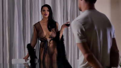 పతిత కిరా క్వీన్ తన పొరుగు వ్యక్తిని టీ కోసం ఆహ్వానించింది మరియు డిన్నర్ టేబుల్పై అతన్ని ఇబ్బంది పెట్టింది